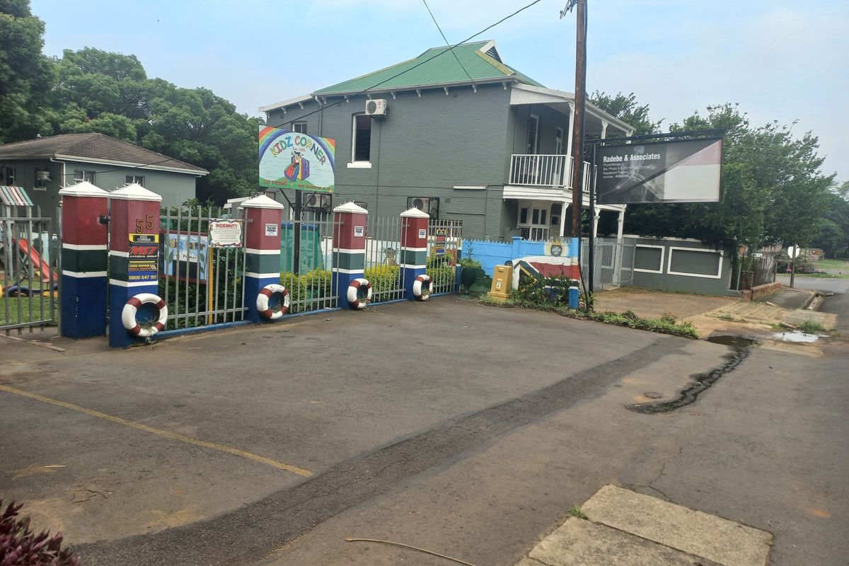 Central Double Storey Family Home - Photo 4