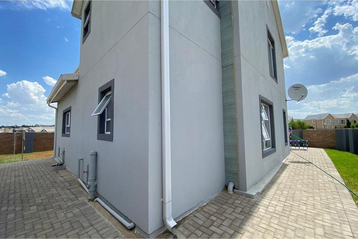 Stunning 3-Bedroom, 3-Bathroom Family Home For Sale in Riverspray Lifestyle Estate - Photo 4