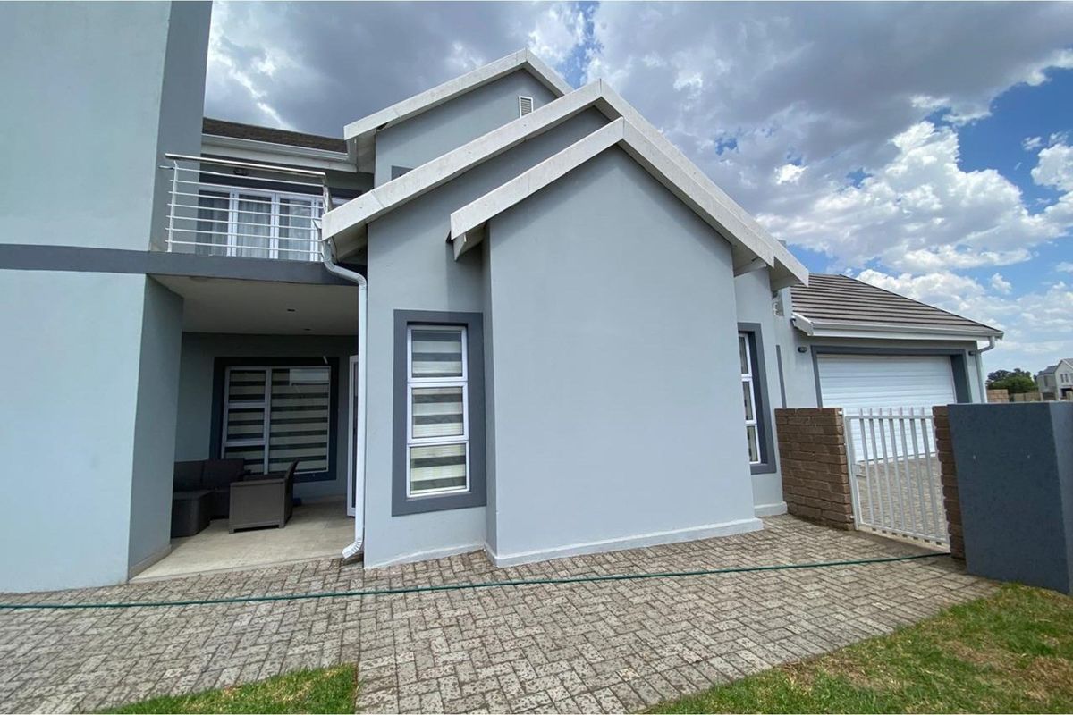 Stunning 3-Bedroom, 3-Bathroom Family Home For Sale in Riverspray Lifestyle Estate - Photo 2