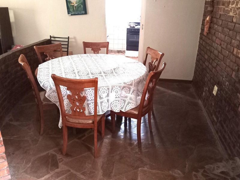 Fixer-upper awaits to be discovered - Photo 7