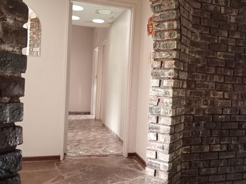 Fixer-upper awaits to be discovered - Photo 9