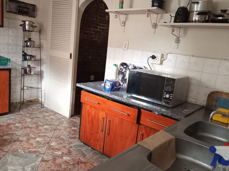 Fixer-upper awaits to be discovered - Photo 4