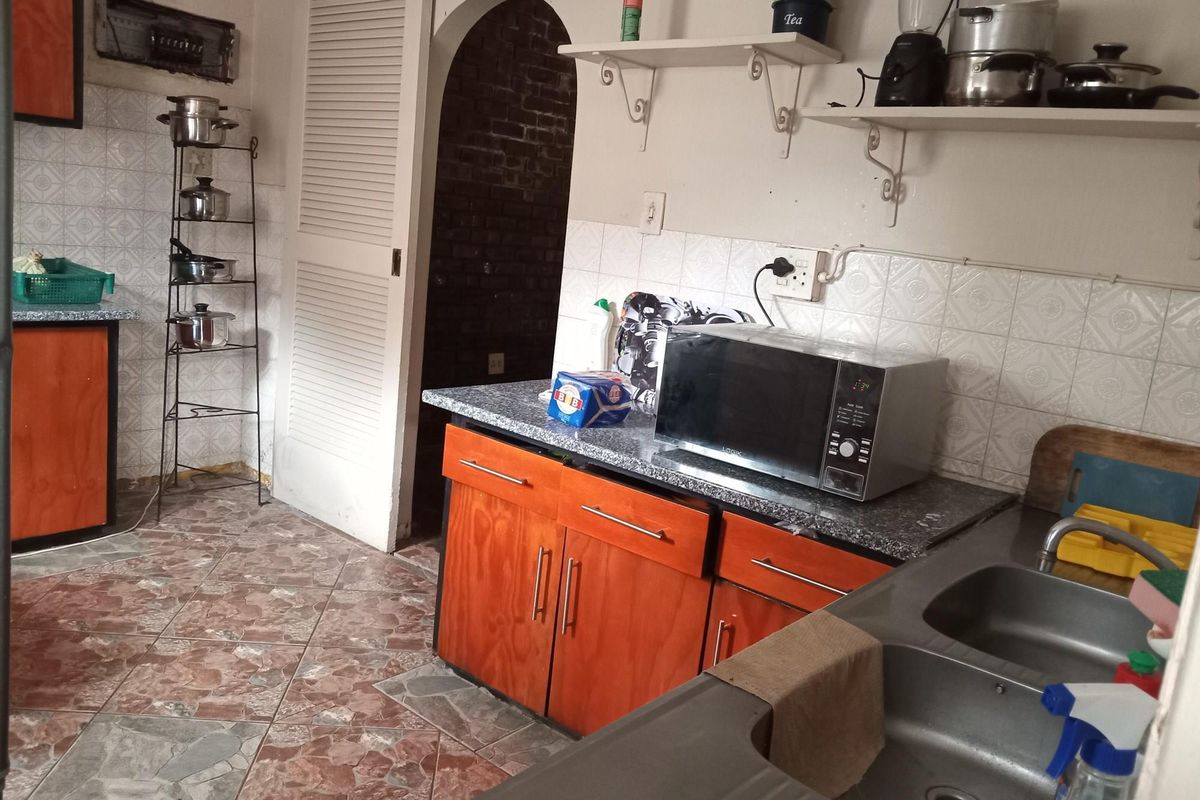 Fixer-upper awaits to be discovered - Photo 4