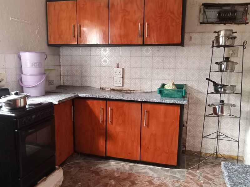 Fixer-upper awaits to be discovered - Photo 5