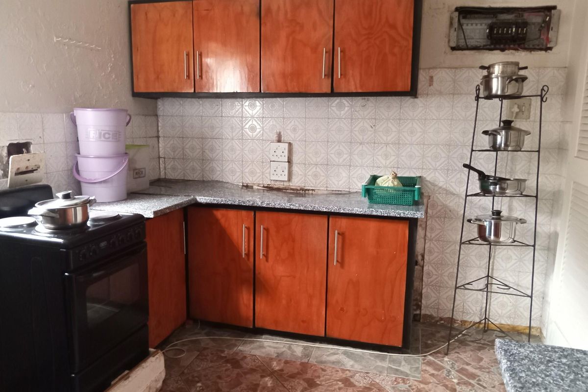 Fixer-upper awaits to be discovered - Photo 5