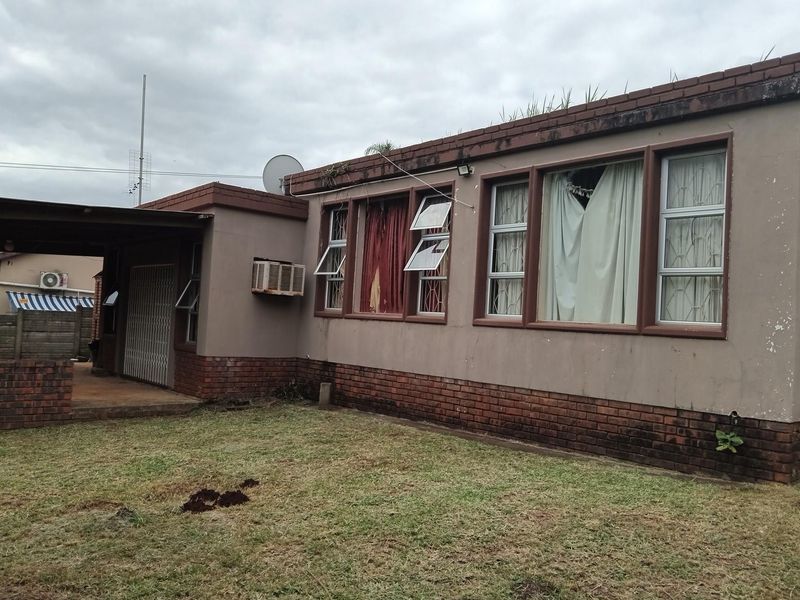 Fixer-upper awaits to be discovered - Photo 1