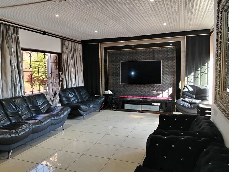 LUXURY FAMILY HOME FOR SALE IN PANORAMA, EMPANGENI - Photo 6
