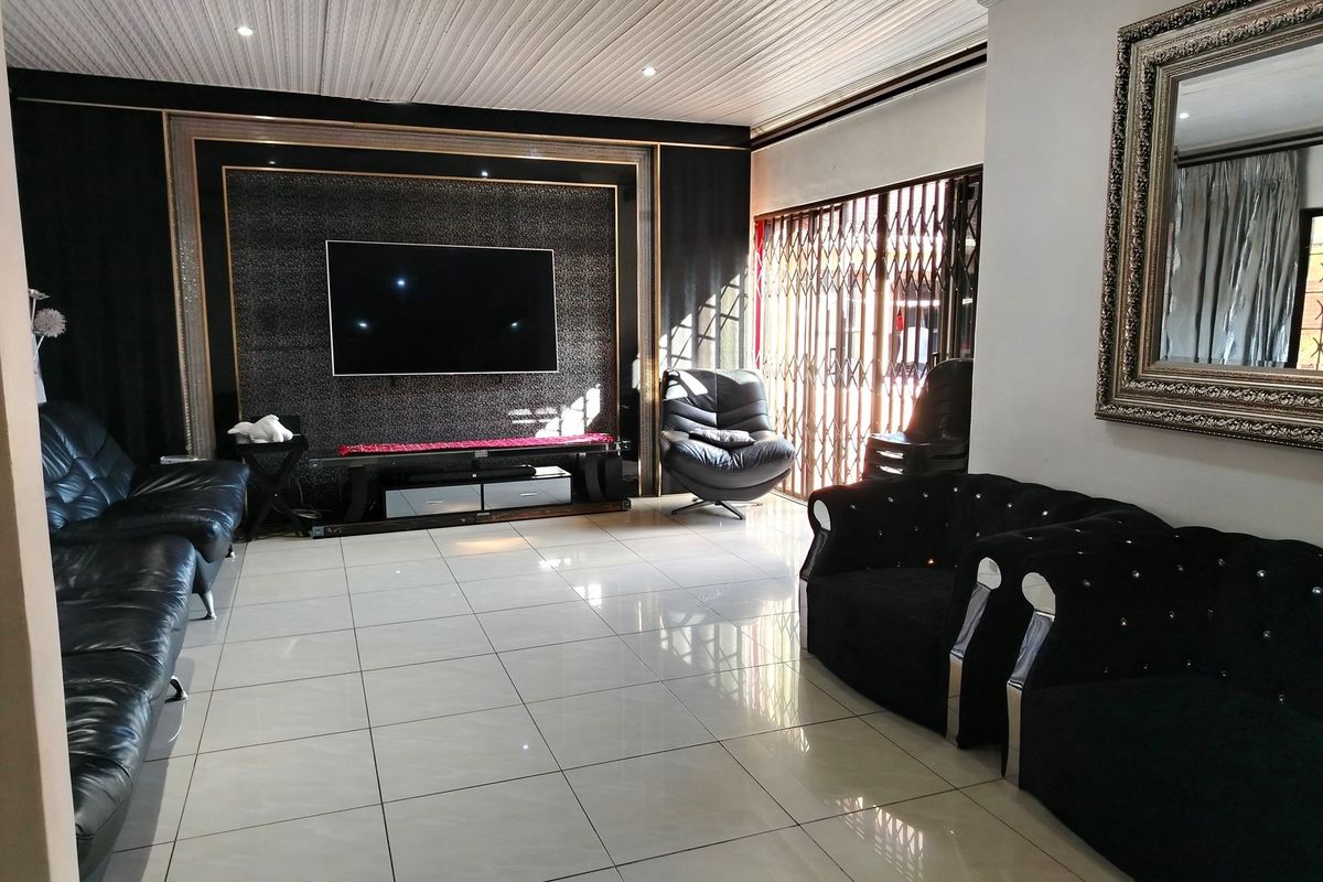 LUXURY FAMILY HOME FOR SALE IN PANORAMA, EMPANGENI - Photo 5