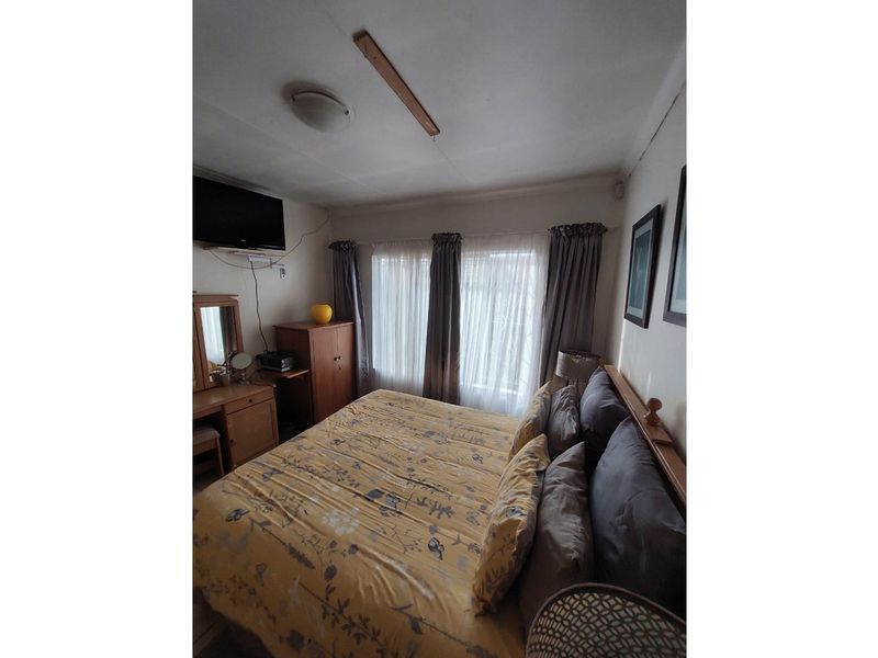 Charming Two-Bedroom Townhouse in Established Area - Photo 8