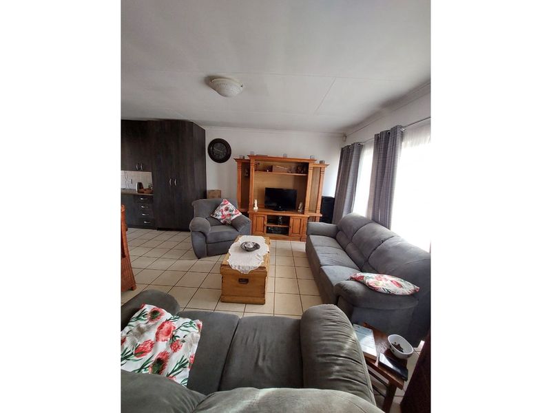 Charming Two-Bedroom Townhouse in Established Area - Photo 3