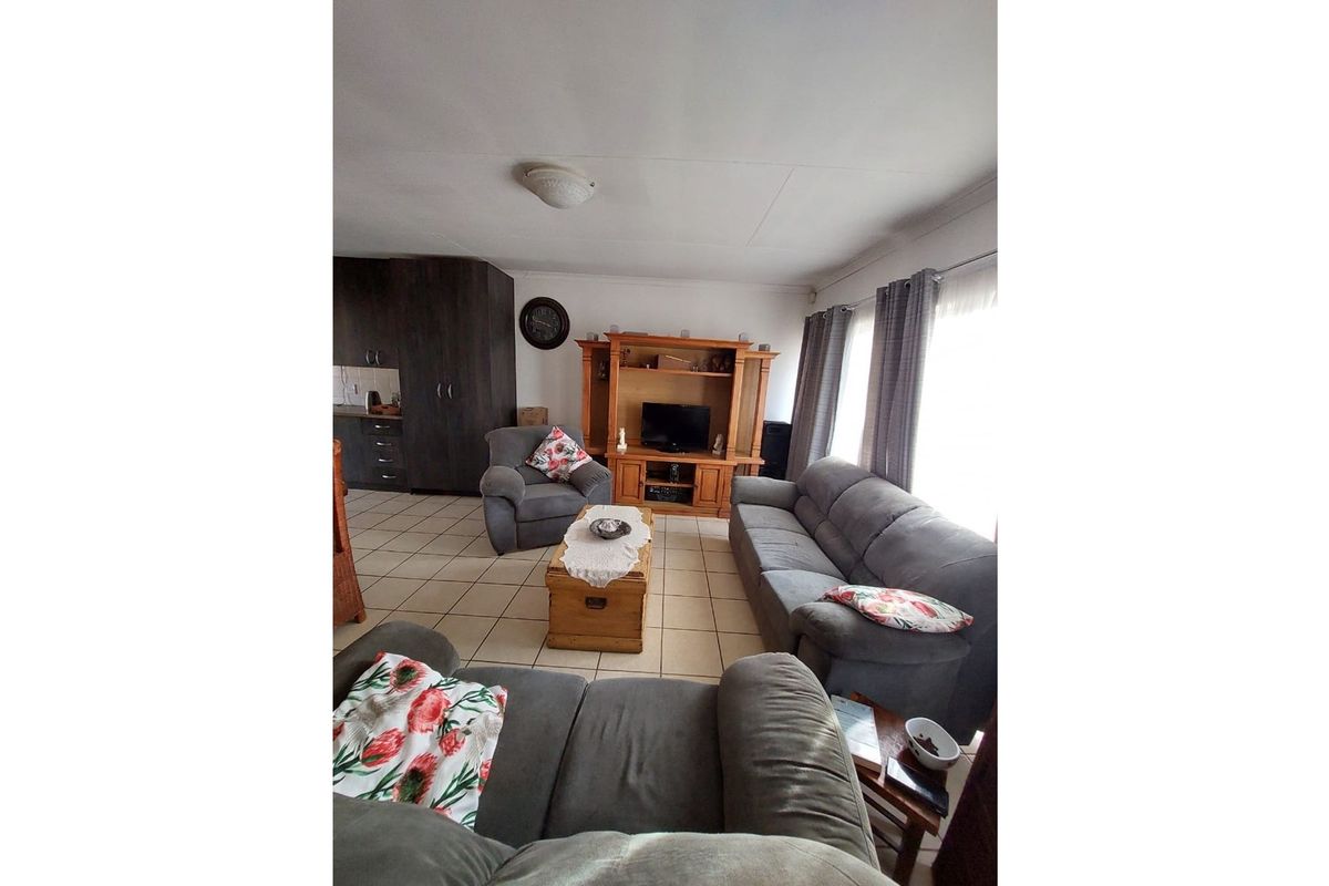 Charming Two-Bedroom Townhouse in Established Area - Photo 3