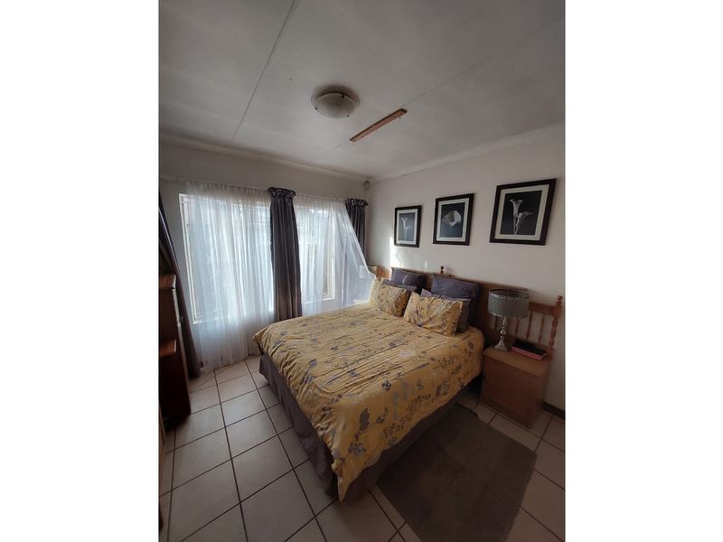 Charming Two-Bedroom Townhouse in Established Area - Photo 9