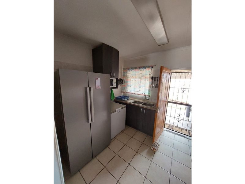 Charming Two-Bedroom Townhouse in Established Area - Photo 7