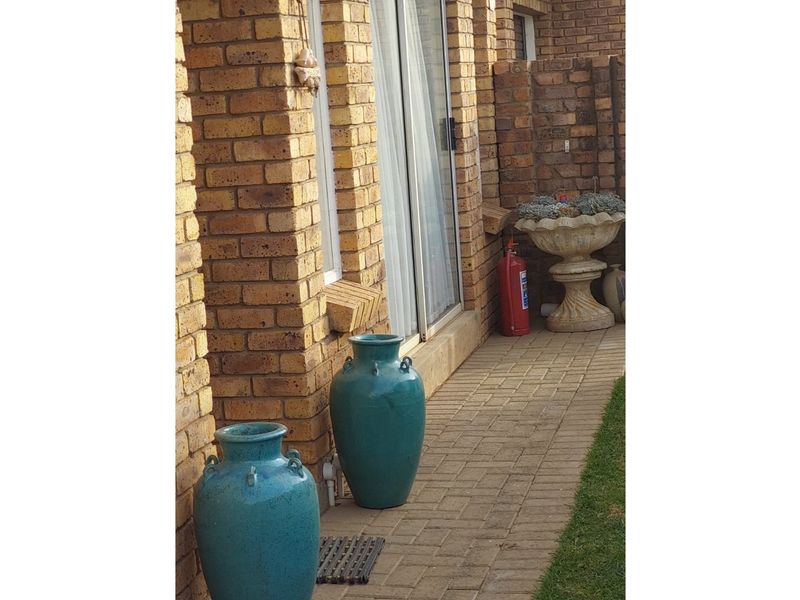 Charming Two-Bedroom Townhouse in Established Area - Photo 2