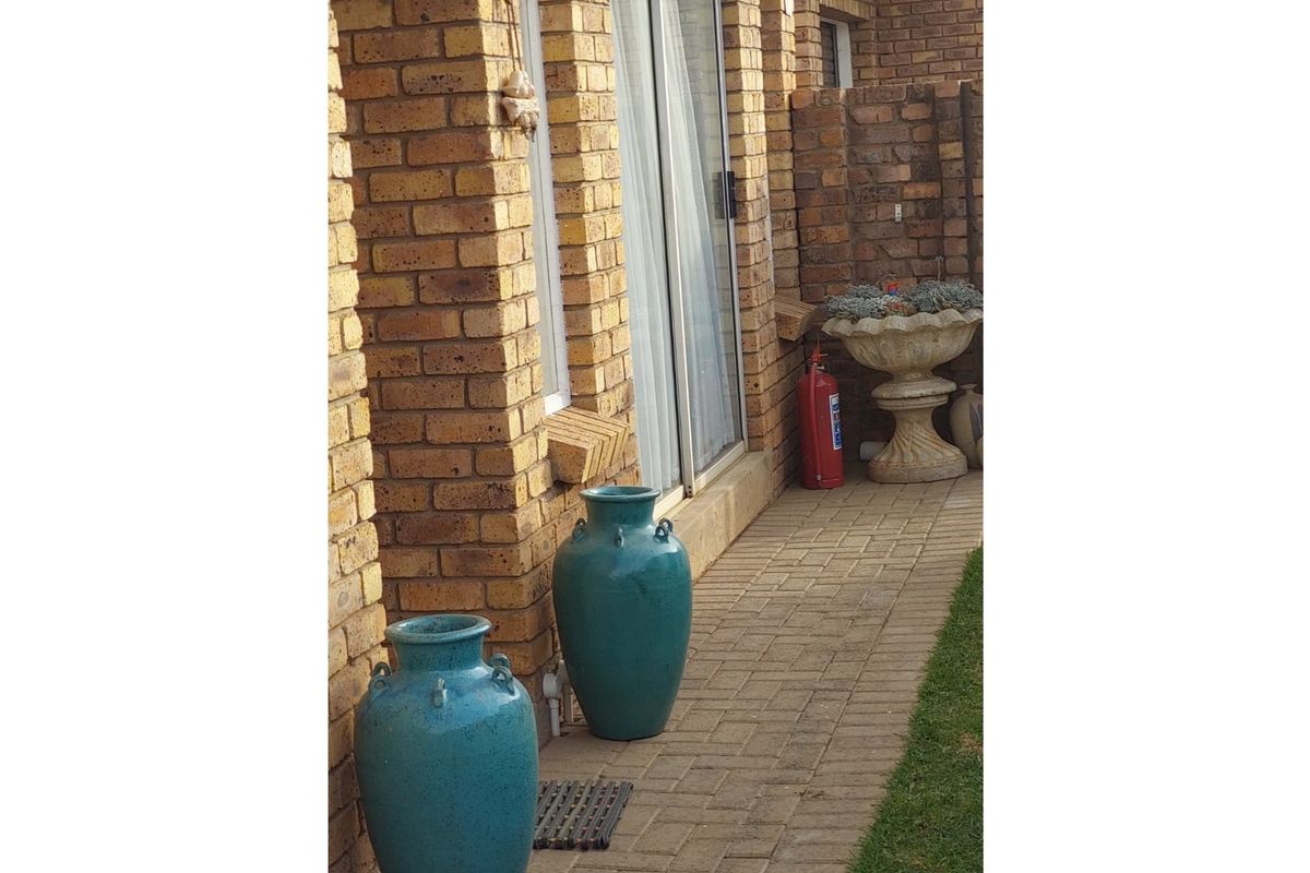 Charming Two-Bedroom Townhouse in Established Area - Photo 2