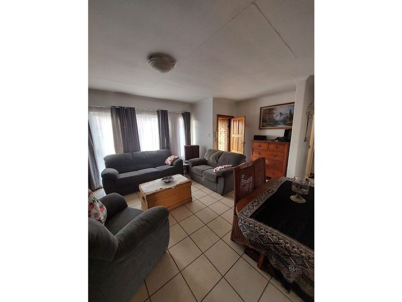 Charming Two-Bedroom Townhouse in Established Area - Photo 5