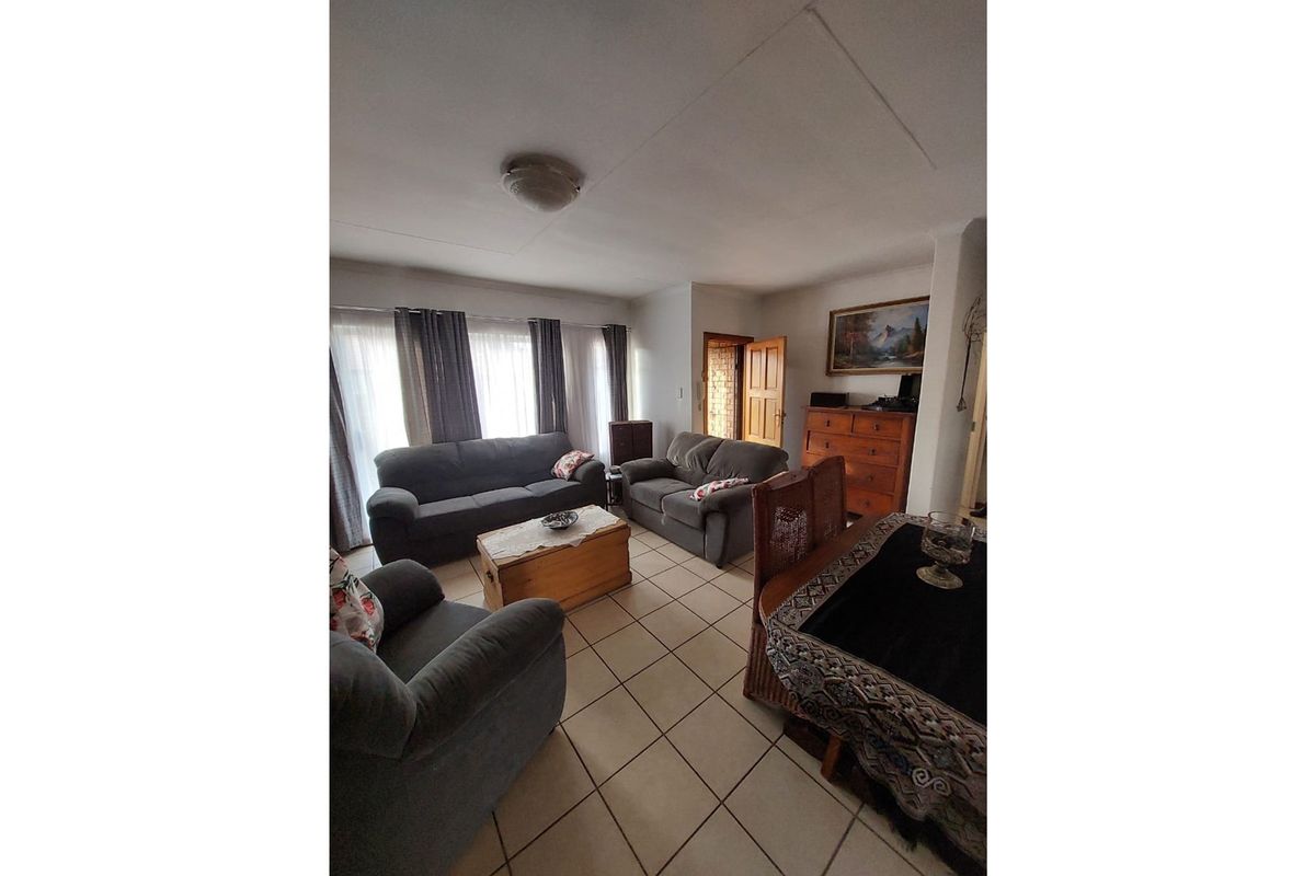 Charming Two-Bedroom Townhouse in Established Area - Photo 5