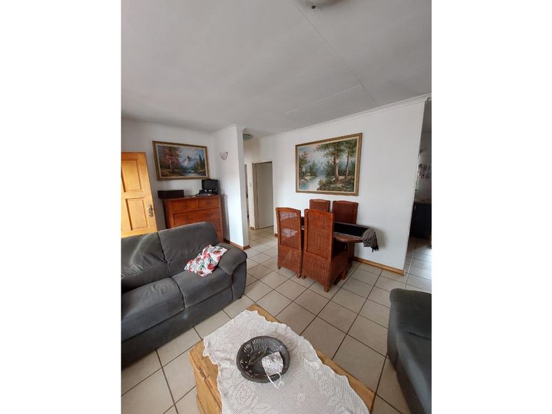 Charming Two-Bedroom Townhouse in Established Area - Photo 4