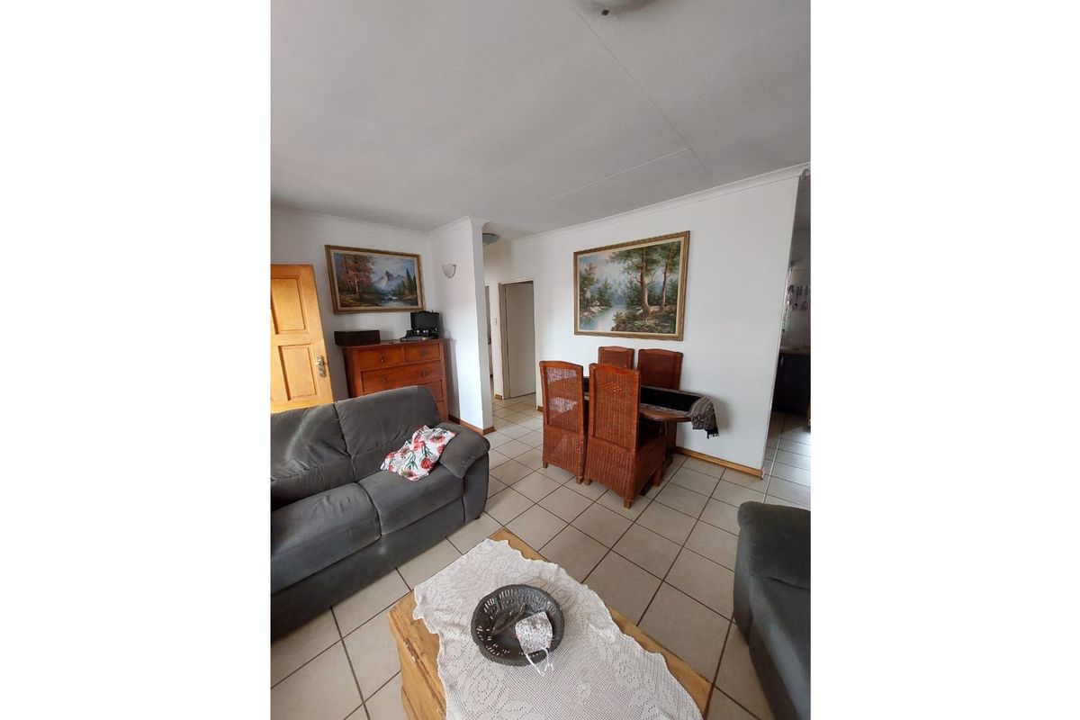 Charming Two-Bedroom Townhouse in Established Area - Photo 4