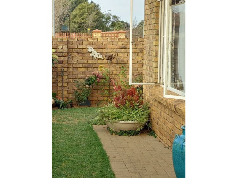 Charming Two-Bedroom Townhouse in Established Area - Photo 1