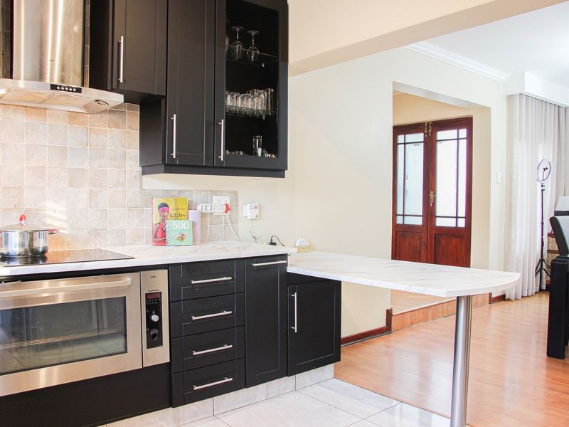 Beautiful 3Bed family home w/ Staff Accommodation, Prime location in Broadacres/Dainfern - Photo 1
