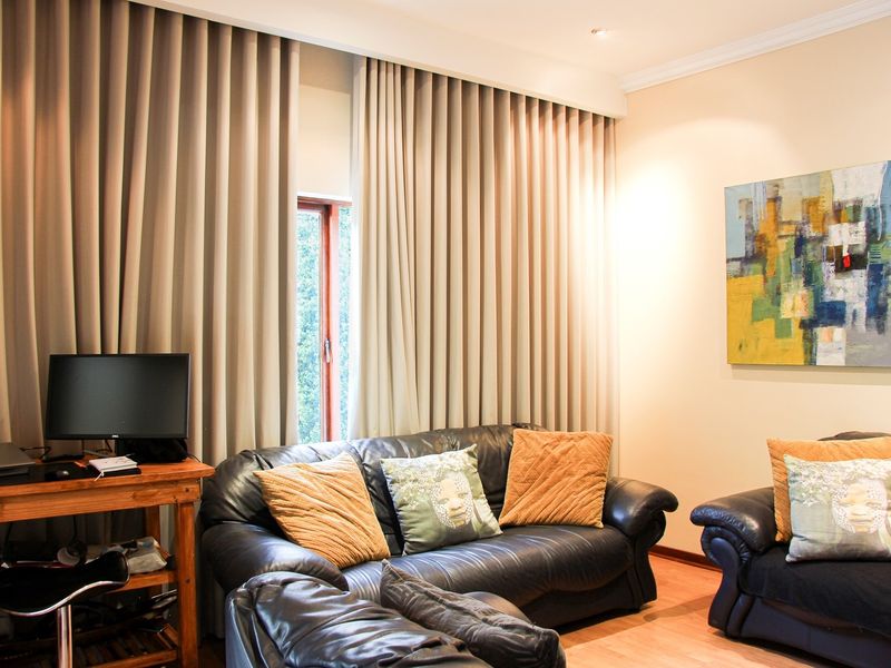 Beautiful 3Bed family home w/ Staff Accommodation, Prime location in Broadacres/Dainfern - Photo 10