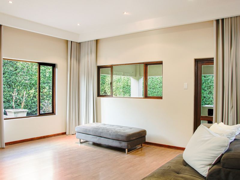 Beautiful 3Bed family home w/ Staff Accommodation, Prime location in Broadacres/Dainfern - Photo 9
