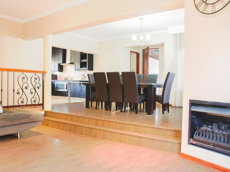 Beautiful 3Bed family home w/ Staff Accommodation, Prime location in Broadacres/Dainfern - Photo 8