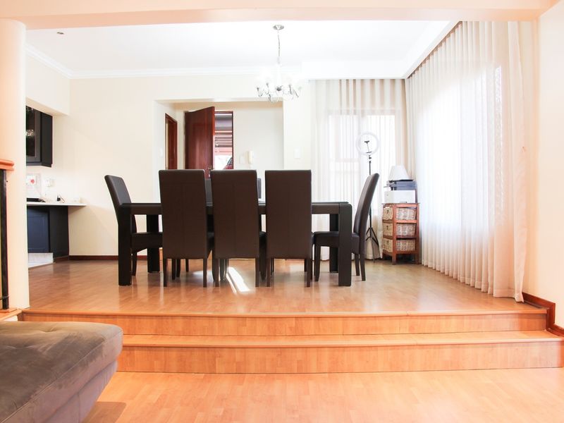 Beautiful 3Bed family home w/ Staff Accommodation, Prime location in Broadacres/Dainfern - Photo 7