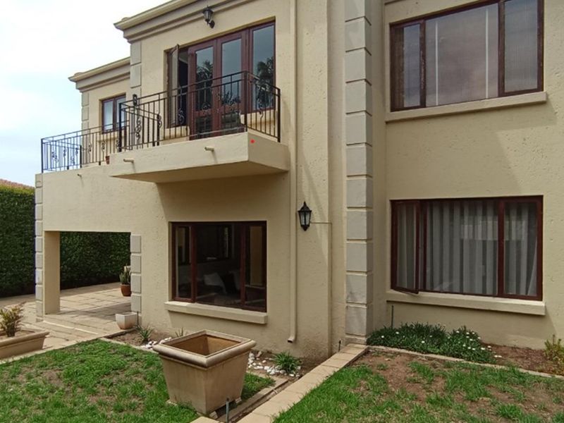 Beautiful 3Bed family home w/ Staff Accommodation, Prime location in Broadacres/Dainfern - Photo 2