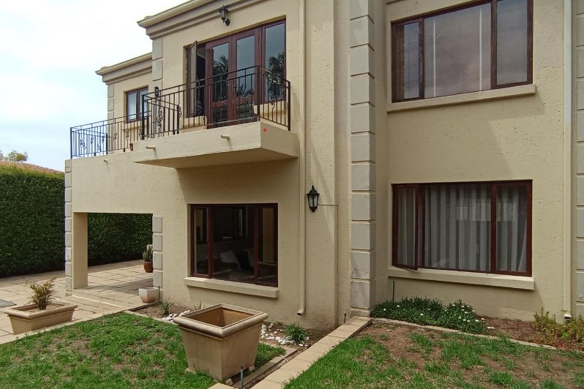 Beautiful 3Bed family home w/ Staff Accommodation, Prime location in Broadacres/Dainfern - Photo 2