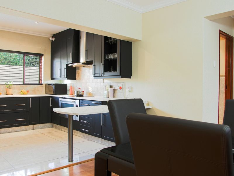 Beautiful 3Bed family home w/ Staff Accommodation, Prime location in Broadacres/Dainfern - Photo 4