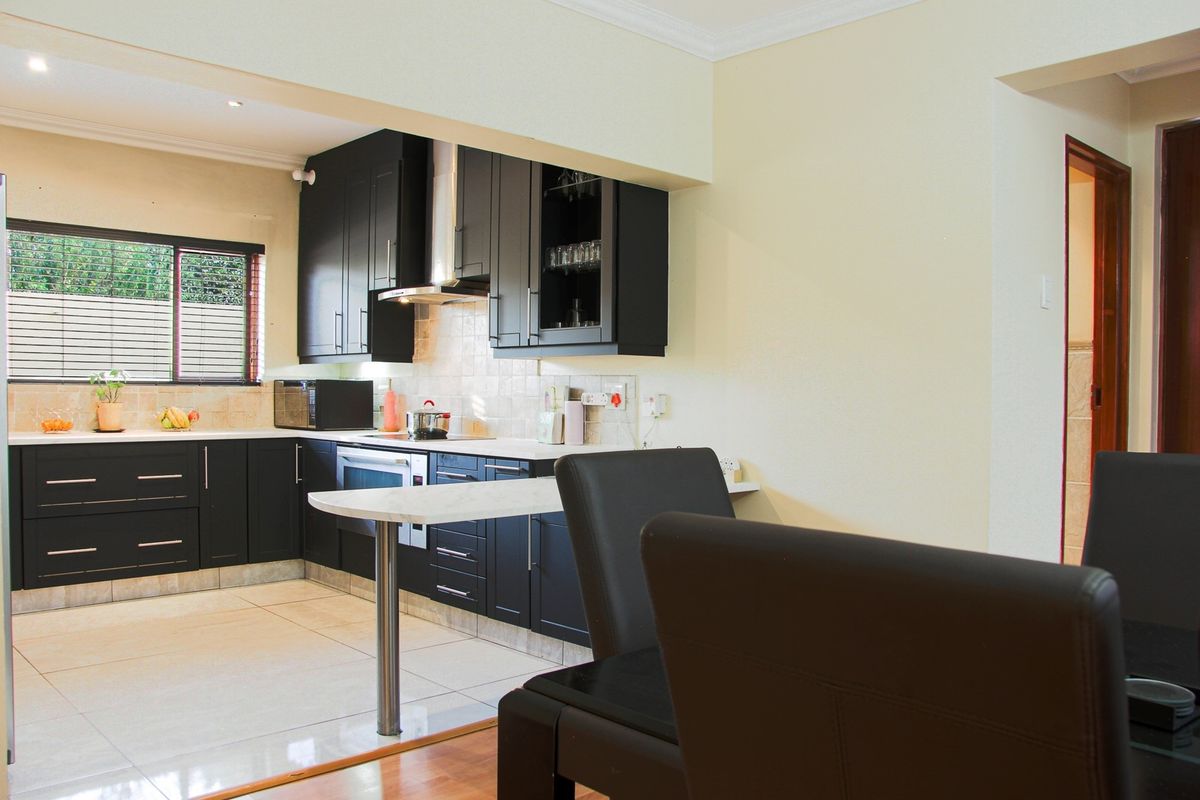 Beautiful 3Bed family home w/ Staff Accommodation, Prime location in Broadacres/Dainfern - Photo 4