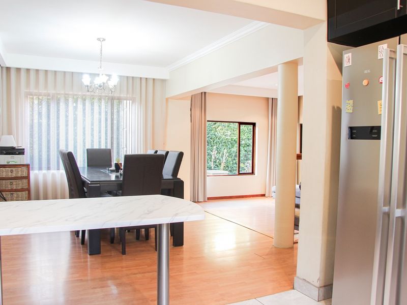 Beautiful 3Bed family home w/ Staff Accommodation, Prime location in Broadacres/Dainfern - Photo 6
