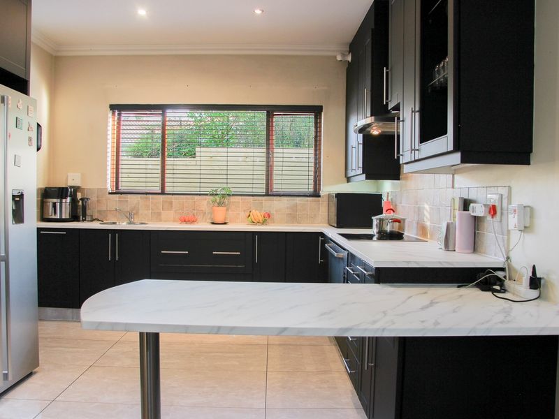 Beautiful 3Bed family home w/ Staff Accommodation, Prime location in Broadacres/Dainfern - Photo 3