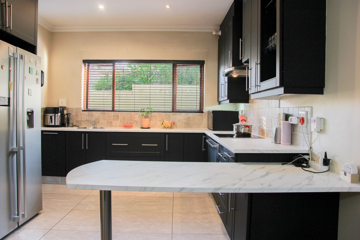 Beautiful 3Bed family home w/ Staff Accommodation, Prime location in Broadacres/Dainfern - Photo 3