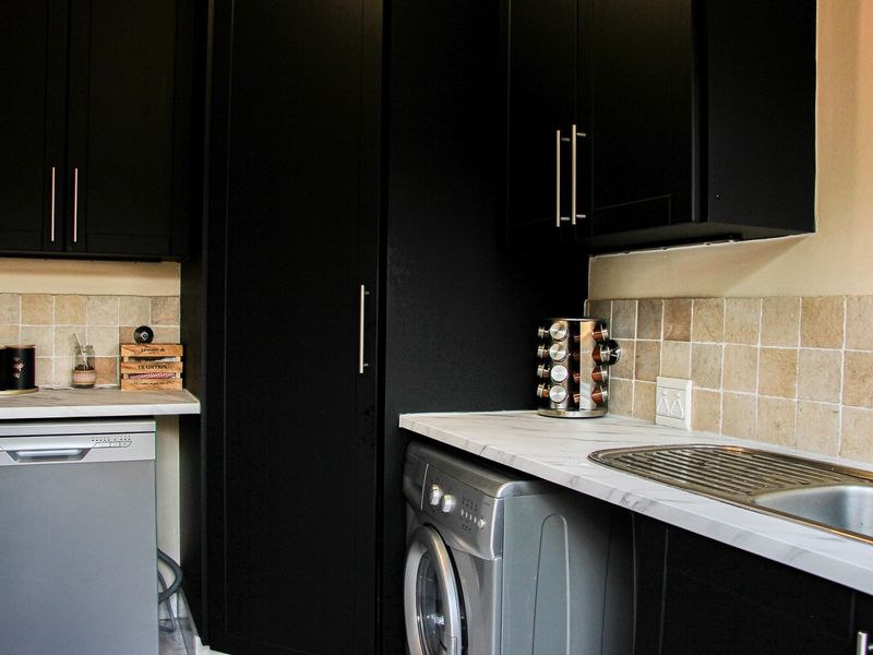 Beautiful 3Bed family home w/ Staff Accommodation, Prime location in Broadacres/Dainfern - Photo 5