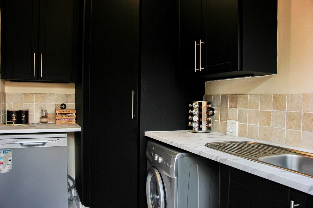 Beautiful 3Bed family home w/ Staff Accommodation, Prime location in Broadacres/Dainfern - Photo 5