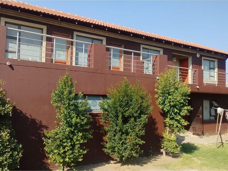 Block Of Flats  Plus The Main House For Sale In Orlando West - Photo 2