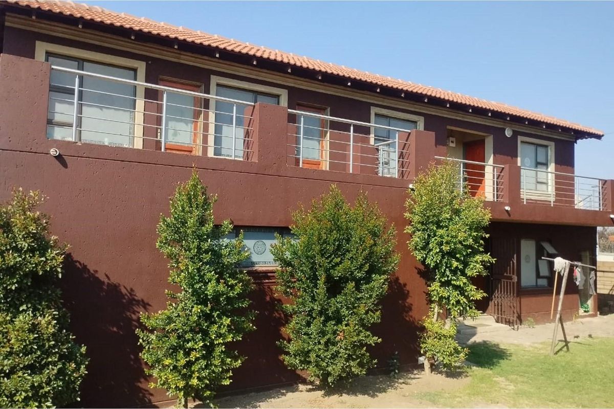 Block Of Flats  Plus The Main House For Sale In Orlando West - Photo 2