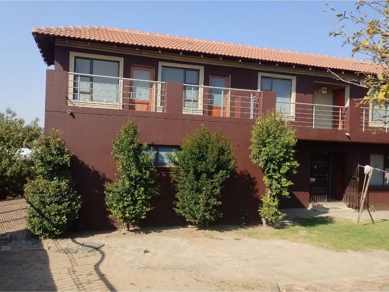 Block Of Flats  Plus The Main House For Sale In Orlando West - Photo 1