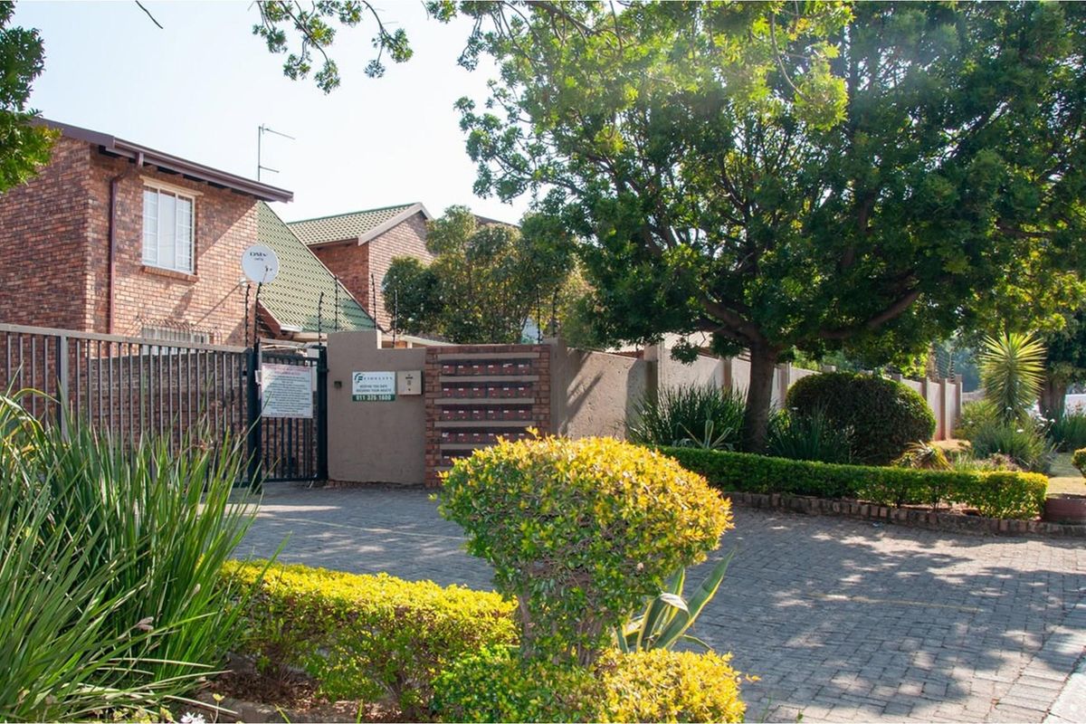 Midrand Ridge 2 Bedroom Apartment For Sale - Photo 3