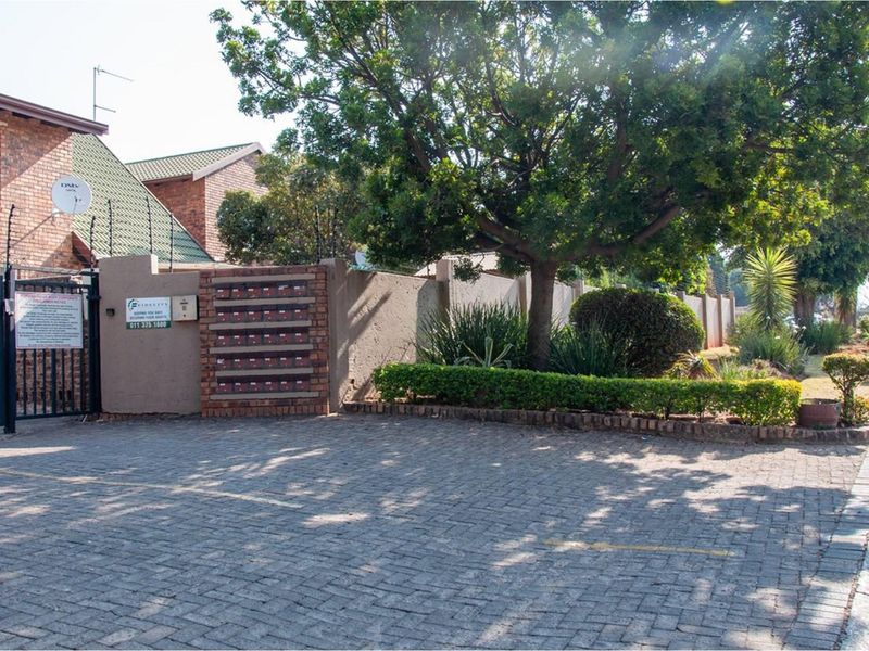 Midrand Ridge 2 Bedroom Apartment For Sale - Photo 4