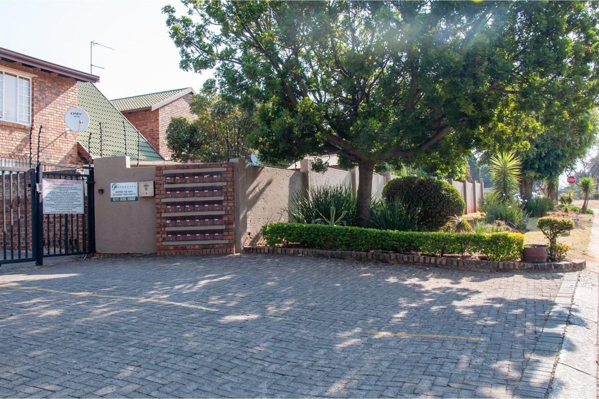 Midrand Ridge 2 Bedroom Apartment For Sale - Photo 4