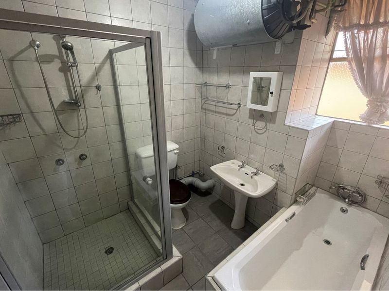 Lock Up and Go: Your Hassle-Free Haven in Pioneer Park." - Photo 7