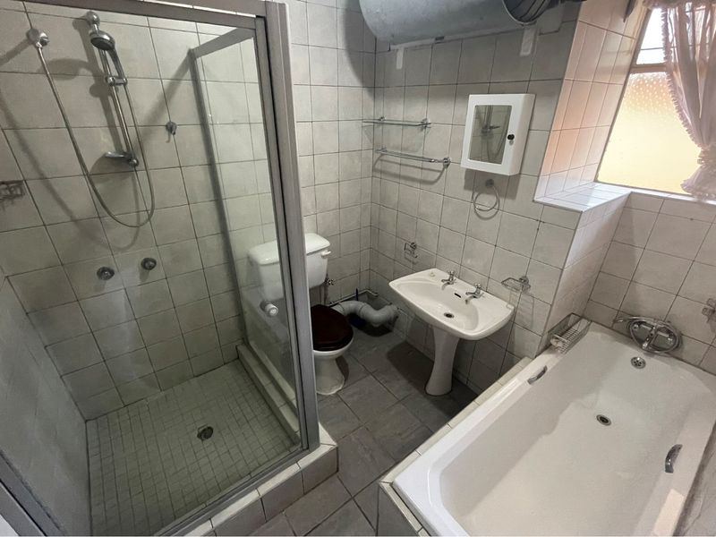 Lock Up and Go: Your Hassle-Free Haven in Pioneer Park." - Photo 8