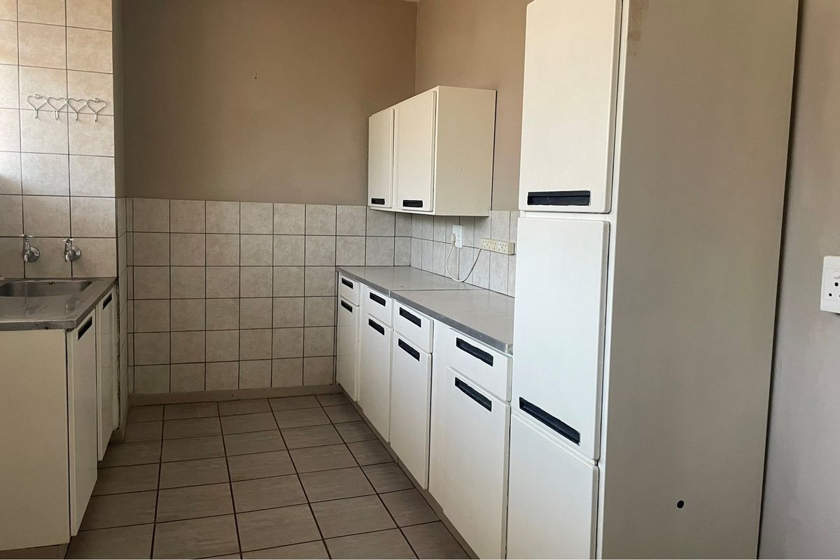 Lock Up and Go: Your Hassle-Free Haven in Pioneer Park." - Photo 4
