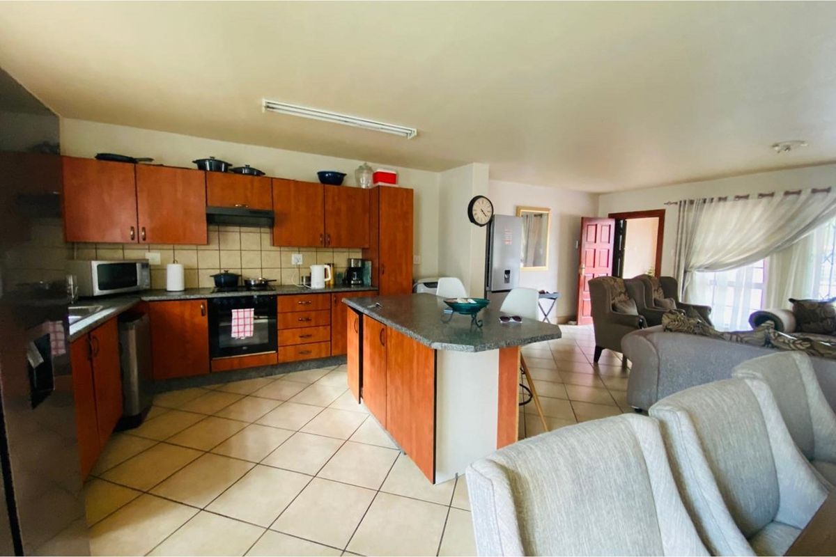 Stunning 3-Bedroom Townhouse for Sale in a Beautiful Area in Vaalpark - Photo 5