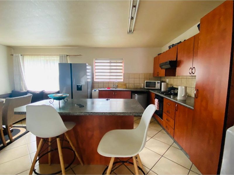 Stunning 3-Bedroom Townhouse for Sale in a Beautiful Area in Vaalpark - Photo 7