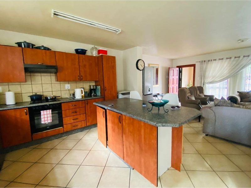 Stunning 3-Bedroom Townhouse for Sale in a Beautiful Area in Vaalpark - Photo 6
